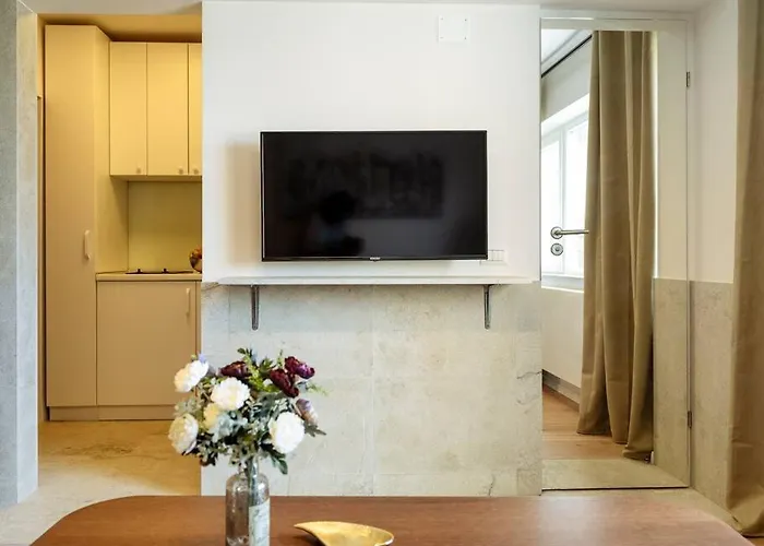 Sunny Modern - Cismigiu Park & Old Town Apartament